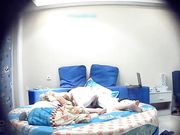 美女主动出击坐在大鸡鸡上面自己动