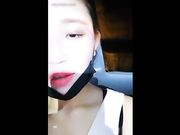 娇小漂亮的大二美女被男友带出去车震