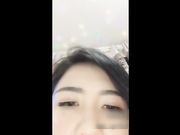 看似柔弱的女主播家中脱衣自慰 好想帮帮她