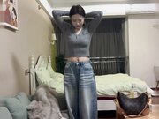 一个极品清纯妹子经验少但是非常配合做得时候小表情非常丰富娇喘声也非常好听身材纤细皮肤雪白的