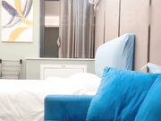 白衣牛仔裤甜妹近距离特写上位快速抽插翘屁股后入