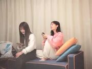 双飞00后 巨屌大叔双飞00后 两个嫩逼轮着插