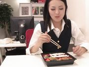 女职员为了加薪满足老板无理要求,办公室舔屌