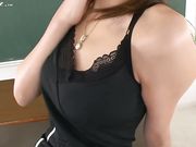 刚结婚的英文老师太骚 还没下班就在教室自己扣