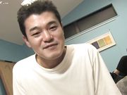 给女朋友一个惊喜,进门后被七个直男按住爆插