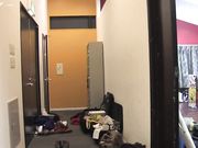 给女朋友一个惊喜,进门后被七个直男按住爆插