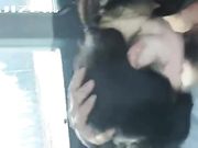 90后小情侣在车里性爱又把遥控假鸡巴塞到BB里大摇大摆逛商场