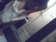 某酒店女服务员偷拍多名大奶住客洗澡