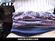 学生妹不小心被玻璃卡住身体 老爸借机奸污