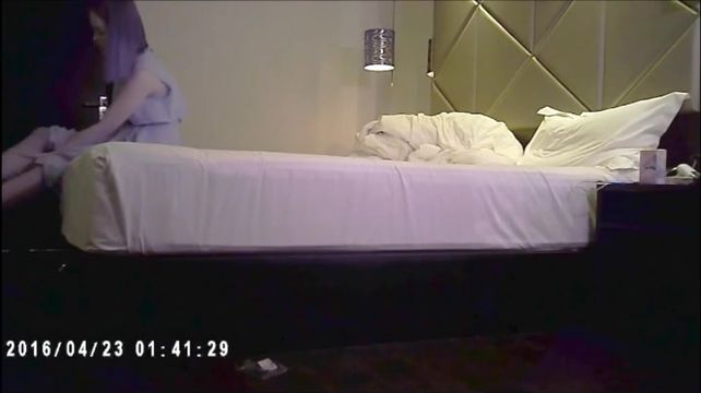 高价约艺校高颜值乖巧小美女特意穿上丝袜T裤肏爆插干的叫哥哥