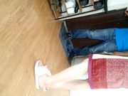 身材苗条性感网红演绎性饥渴少妇穿着红肚兜勾引美的冰箱售后维修工厨房啪啪不是一般的骚