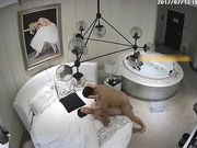 高档主题宾馆拍秃顶小领导干情人圆床上扛起腿猛插还挺猛的