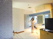 超性感女神模特拍写真时被摄影师故意用水枪射屁股,摸奶,玩弄,丰满翘臀真想上去叉她,