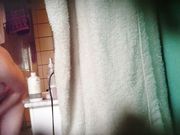 激情偷拍一起合租的清純妹子沐浴搽逼 貌似刮毛了