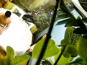 绿叶房没啥性经验的小伙被长发美眉撸硬鸡巴没搞多久就射了