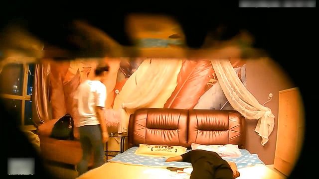 清纯漂亮的大学美女穿着紧身牛仔裤太性感,还没操就已经被爱舔逼的男友扯掉裤子舔到高潮后再狠狠狂插