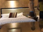 约公司新来的95年丰满性感大屁股美女开房 每次抽插都用尽全力干的啪啪响