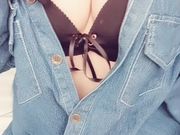 黑色胸罩里的巨乳诱惑