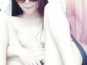 墨鏡寂寞少婦直播椅子上黃瓜插穴自慰