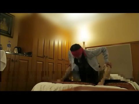 男子带女友酒店开房衣服都不脱掀开裙子就开干,深喉爆菊樣樣精通