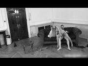 金发巨乳露西被猛男爆菊花,鸡巴太大受不了