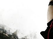 漂亮美女主播大半夜户外勾引一个小哥 楼道间帮小哥撸 还掰开小穴供君欣赏