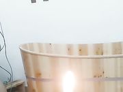 身材白皙的美女主播很会玩花瓜自慰棒插穴 还玩滴蜡 然后坐在椅子上一顿猛插