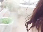 性感漂亮的美女秘书和公司领导渡假村豪华套房泡温泉时被故意挑逗要求啪啪,从浴池一直操到天台,差点被人看见!