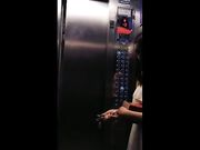 剧情演绎戏精刘婷让中通快递小哥上楼收快件进房间被吓一跳要干一炮才让走