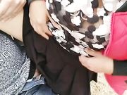 逼毛刮得很干净的淫骚少妇勾引光头佬在摩托车上啪啪搞完还未满足用香蕉插插