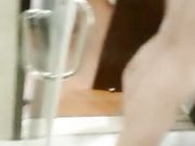 小情侣沙发做爱 完事后不过瘾妹子自慰 最后直播了洗澡