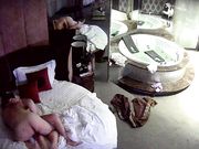 让人羡慕的猥琐眼镜胖哥宾馆约炮苗条丸子头小美女阴毛稀疏口活很赞好菜让猪拱