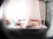 温馨可爱房情侣大学生开房造爱清纯完美身材小美女衣服没脱就被大个子眼镜男按倒干一发