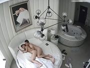 清纯漂亮的大学短裙美女酒店被强壮中年大叔一炮干了30分钟直接操到高潮后满足的趴在床上任由他继续摆布