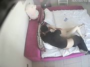 猥琐男调教性感漂亮女友喊爸爸 女不同意被男的用手暴力扣插到高潮