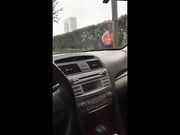 西装哥开车接女朋友下班，这女友也真饥渴大白天的让男友把车停在路边车震