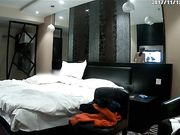 大学情侣校外开房啪啪进屋就开始缠绵干的太猛貌似把避孕套干漏了