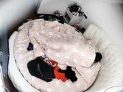 气质性感的白领美女被男友带到酒店后要啪啪 美女不愿意被男的强行一件件脱掉衣服,抠到快高潮时才狠狠操