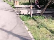 网红刘婷剧情演绎路边搭讪打扮性感的妹子在树荫下野战不时有人路过非常刺激