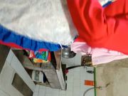 去工友家里玩工友外出不在 和他在厨房正在做饭的骚老婆搞起骚货那饥渴样平时肯定没吃饱过