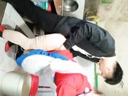 去工友家里玩工友外出不在 和他在厨房正在做饭的骚老婆搞起骚货那饥渴样平时肯定没吃饱过