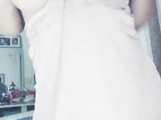 短发妈妈自慰大秀 孩子在旁边玩耍 还很小不懂事 插了好多淫水