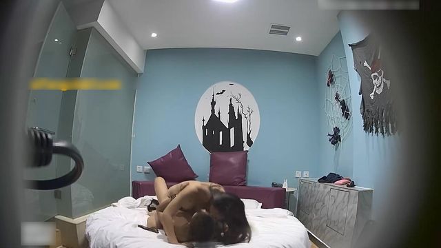 精品酒店偷拍气质漂亮的大学美女被中年男第一次操爽后又吃硬鸡鸡坐在上面说：还想要,你好厉害,把逼都操开了!