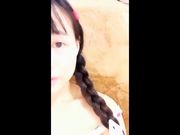 扎着两个麻花辫的萌妹子看着年龄不大漏逼秀逼逼很不错