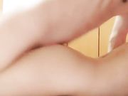 文艺气质范的美女主播为了收益要直播和男友啪啪,男友不同意妹子只能用特殊道具干他,最后被按在床上猛操!