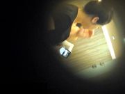 牛人潜入商场女厕侧拍近距离几个年轻美眉的逼逼嘘嘘