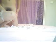 样子闷骚的96年的大三眼镜妹给她加一百块钱卖力的舔屁眼高潮时张开嘴叫爸爸射嘴里