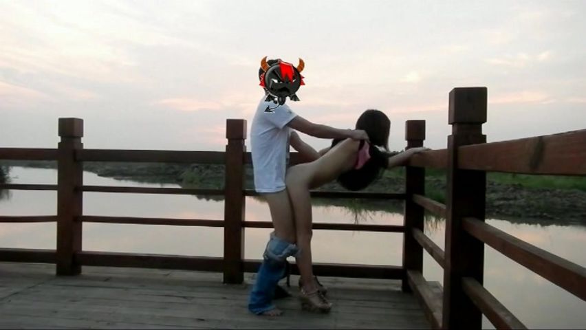 极品美艳少妇人间精灵旅游度假外拍露出野战，景点露出自拍