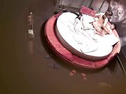 特色圆床主题房有钱小老板大叔约会坚挺美乳情妇洗干净开始滾床单女上位扭的相当疯狂非常主动很快就交货了