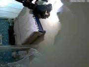 喜欢跪在地上吃鸡鸡的时尚气质美女和公司新来的帅气男同事酒店约会操完一次女的又要操,主动女上位干男的